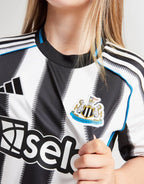 ADIDAS NEWCASTLE UNITED FC 2025/26 HOME SHIRT JUNIOR